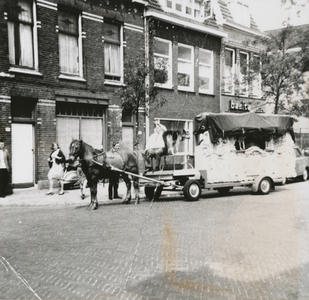876472 Afbeelding van een paard en wagen met achterop een draaiorgel, vermoedelijk bestemd voor een feest in café Dikke ...